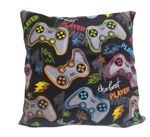 poszewka-na-poduszke-40x40cm-w-pady-do-gry-na-czarnym-tle.jpg
