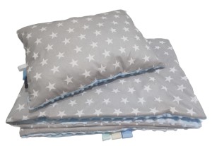 Kocyk i poduszka 75x100 + 30x40 – szare gwiazdki + błękitny Minky