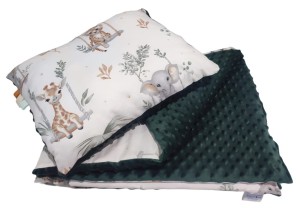 kocyk 75x100 + poduszka 30x40, wzór: zwierzątka na huśtawkach (żyrafy, słonie, tygrysy) na białym tle + Minky w kolorze butelkowej zieleni: