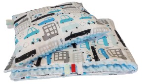 kocyk 75x100 cm + poduszka 30x40 cm, wzór autka w odcieniach niebieskiego i szarości na białym tle + błękitny Minky