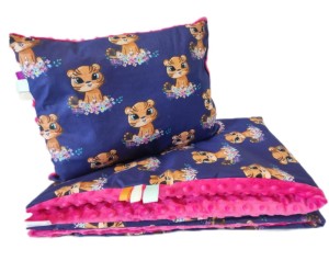 kocyk 75x100 cm + poduszka 30x40 cm – wzór wesołe kotki na granatowym tle + fuksjowy Minky – idealny dla dziewczynki:
