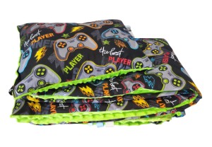  kocyk 75x100 cm + poduszka 30x40 cm – wzór pady do gry i napisy "Player" na czarnym tle + seledynowy Minky