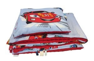 Kocyk i poduszka 75x100 + 30x40 – Auta na niebieskim tle + czerwony Minky
