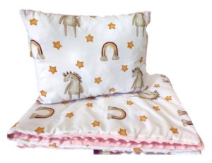 Kocyk z poduszką Minky 75x100 + 30x40 – koń z tęczą i gwiazdkami / różowy – do żłobka, przedszkola i domu
