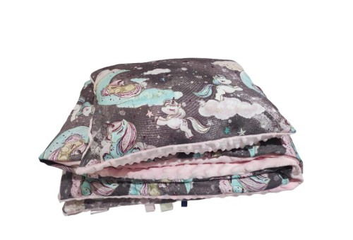 kocyk-75x100cm-z-jednorozcami-z-rozowym-minky-z-poduszka-do-lezakowania.jpg