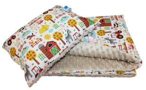 Kocyk 75x100 + Poduszka 30x40 do żłobka i przedszkola – wzór Farma na białym tle z beżowym Minky