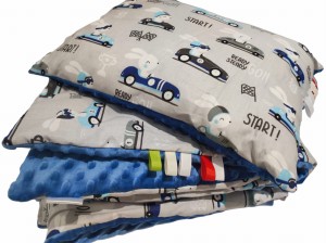 Kocyk 75x100 + Poduszka 30x40 – Królik Rajdowy w Wyścigówkach na Szarym Tle z Niebieskim Minky | Zestaw do Żłobka i Przedszkola