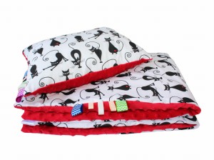 Kocyk 75x100 + Poduszka 30x40 – Czarne Koty na Białym Tle z Czerwonym Minky | Zestaw do Przedszkola i Żłobka