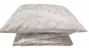 Pościel bawełniana 100x135 + 60x40 – Dziewczynka, zamek i smoki na beżowym tle | Subtelna bajka do snu