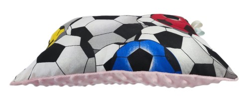 poduszka dla dzieci do spania z motywem piłkarskim z różowym minky w piłki w rozmiarze 40x60cm.jpg