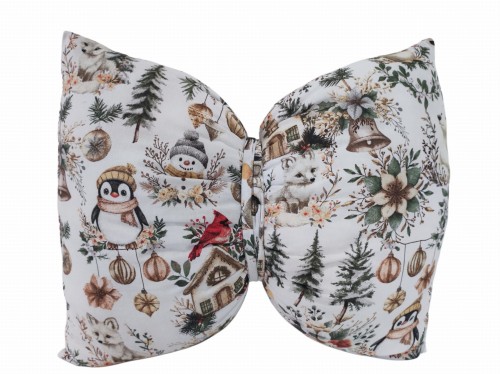 Bawełniana poduszka w kształcie kokardy z uroczym świątecznym wzorem, w rozmiarze 40x50 cm. Lekka, dekoracyjna i idealna jako dodatek do bożonarodzeniowej aranżacji pokoju dziecka.jpg