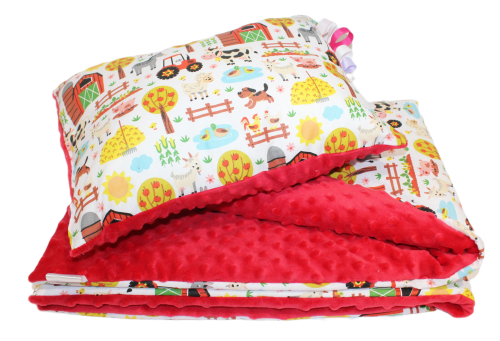 kocyk-z-poduszka-farma-do-przedszkola-z-czerwonym-minky-z-wypelnieniem-kocyk-100x135cm-z-poduszka-30x40cm-zestaw-zawiera-metke-na-imie-oraz-tasiemki.png