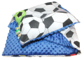 kołderka-minky-bawelna-dla-chlopca-100x135-z-poduszka-do-spania-w-pilki.png