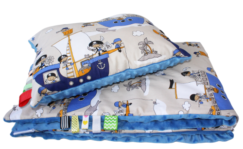 kocyk-minky-narzuta-na-lozko-140x200-z-poduszka-dwustronna-minky/bawełna-z-motywem-statek-piracki-z-niebieskim-minky-dla-chlopca.png