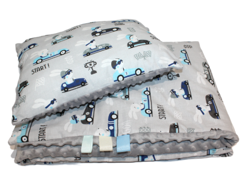kocyk-dwustronny-dla-chlopca-140x200cm-lub-160x200cm-krolik-rajdowy-wyscigowy-na-stronie-bawelnianej-z-szarym-minky-w-zestawie-poduszka.png