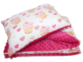 kocyk-minky/bawelna-dla-dziewczynki-w-rozmiarze-80x200-kocyk-z-poduszka-30x40-z-motywem-babeczki-muffinki-z-fuksja-minky.png