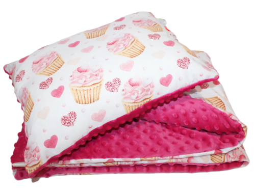 kocyk-minky/bawelna-dla-dziewczynki-w-rozmiarze-80x200-kocyk-z-poduszka-30x40-z-motywem-babeczki-muffinki-z-fuksja-minky.png