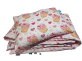 komplet-poscieli-do-przedszkola-100x135cm-wzor-babeczki-rozowe-minky.png