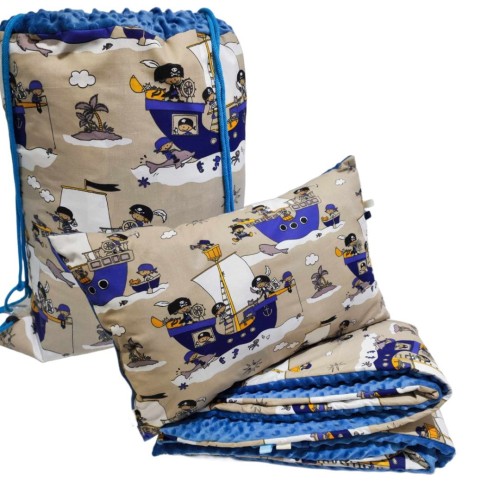 posciel-z-workiem-do-przedszkola-do-zlobka-kocyk-100x135cm-z-poduszka-30x40cm-i-workiem-motyw-dla-chlopca-statek-piracki-z-niebieskim-minky.jpg